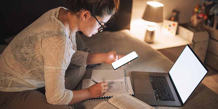 A female student who knows the study habits for night-time learners